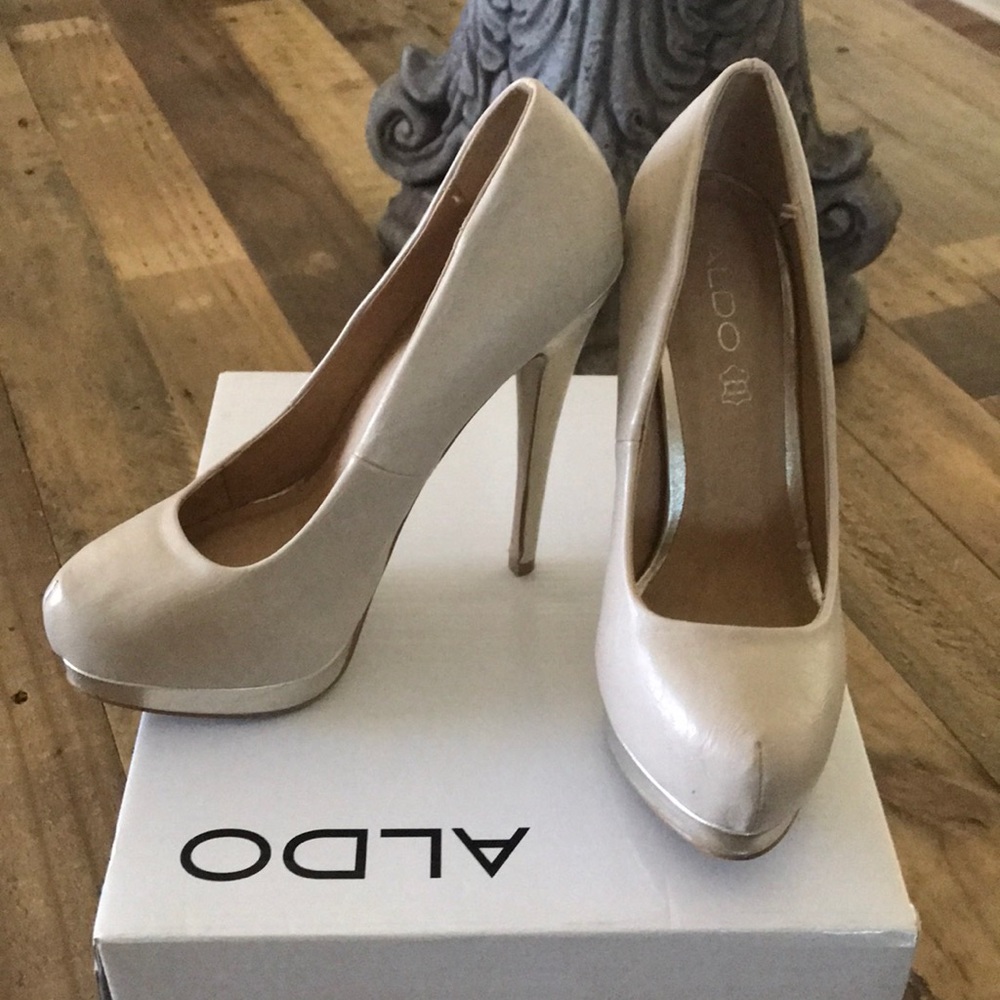 Tan / gold 5 inch heels great condition only worn once